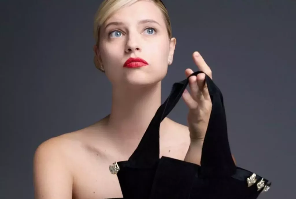 1725056416 whatsapp image 2025 11 18 at 130354 e1763553051526 - Ana Schurmann lança vestido que vira chapéu, bolsa e trench em defesa do luxo consciente