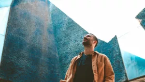 No dia 14 de novembro, às 19h, o artista Hugo Arán, nascido em Barcelona, apresentará seu show “Ar”, no Instituto Cervantes, em Botafogo