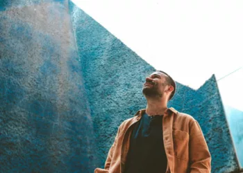 Hugo Aran 7 edited - No dia 14 de novembro, às 19h, o artista Hugo Arán, nascido em Barcelona, apresentará seu show "Ar", no Instituto Cervantes, em Botafogo