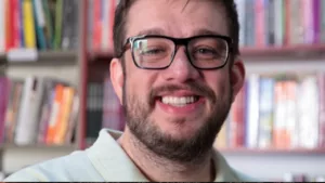 “Ainda há amanhãs nos nossos ontens” vence concurso literário e emociona o público