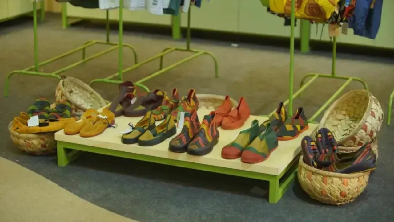 biomarket Foto Ronald Dias Grande p35343 cover image resized - Moda de látex ganha o mundo: a jornada do “Doutor da Borracha” que emocionou a COP30