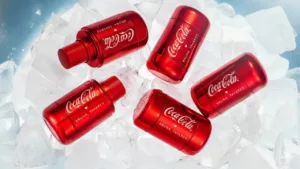 Collab Bruna Tavares + Coca-Cola traz coleção de maquiagem inspirada no ícone mundial