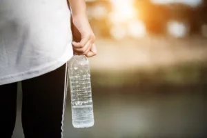 Verdade ou mito? O que você precisa saber sobre garrafas PET e água mineral