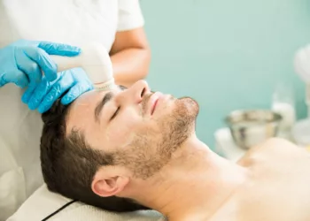 homem beleza 1 - Da barbearia ao skincare: os homens que descobriram o poder do autocuidado