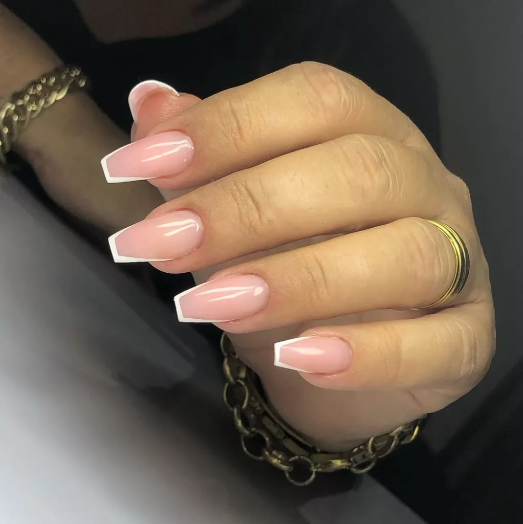 Unhas longas com francesinha branca marcada e base rosa translúcida no formato bailarina, trazendo um visual sofisticado e moderno.