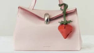 Jacquemus apresenta “Le Valérie” e expande sua aura fashion para além das passarelas