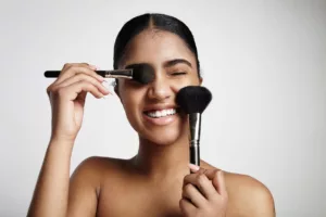 Maquiagem para pele negra: guia completo para acertar na escolha dos produtos