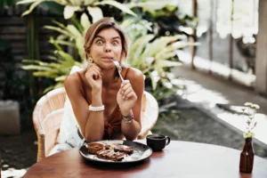 Comer carne vermelha faz diferença depois dos 40? Nutricionista garante que sim