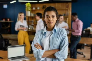 O preço da competência: por que mulheres ainda precisam provar mais para serem levadas a sério no trabalho