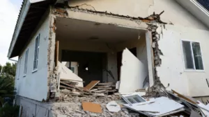 Sonhar que as paredes de casa estão caindo: alerta emocional ou começo de uma nova fase?