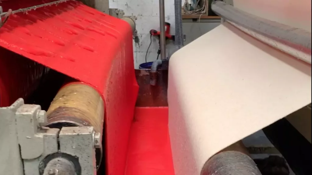 pinatex fabricacao uveoy1u358is - Tecido vegetal vira moda: a revolução dos materiais que imitam couro e nascem de abacaxi, kombucha e folhas