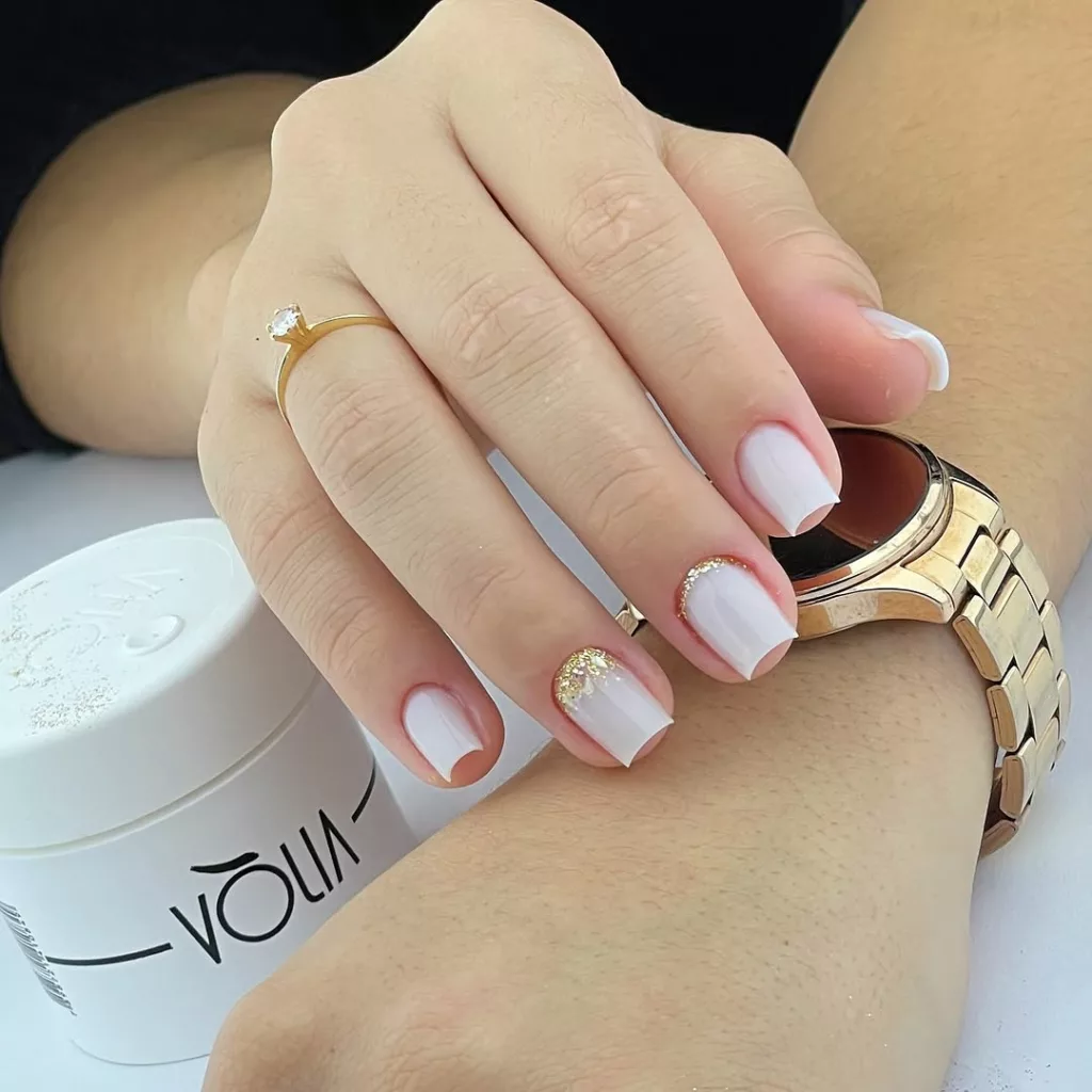 unhas quadradas brancas delicadas