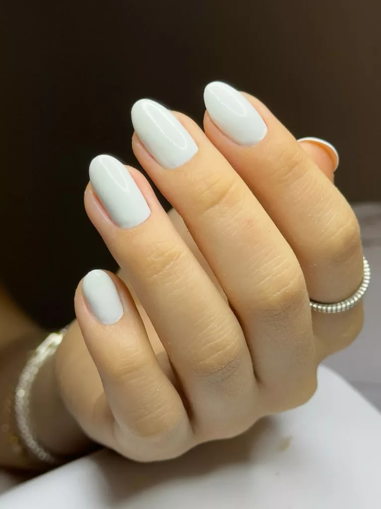 unhas brancas delicadas milk nails