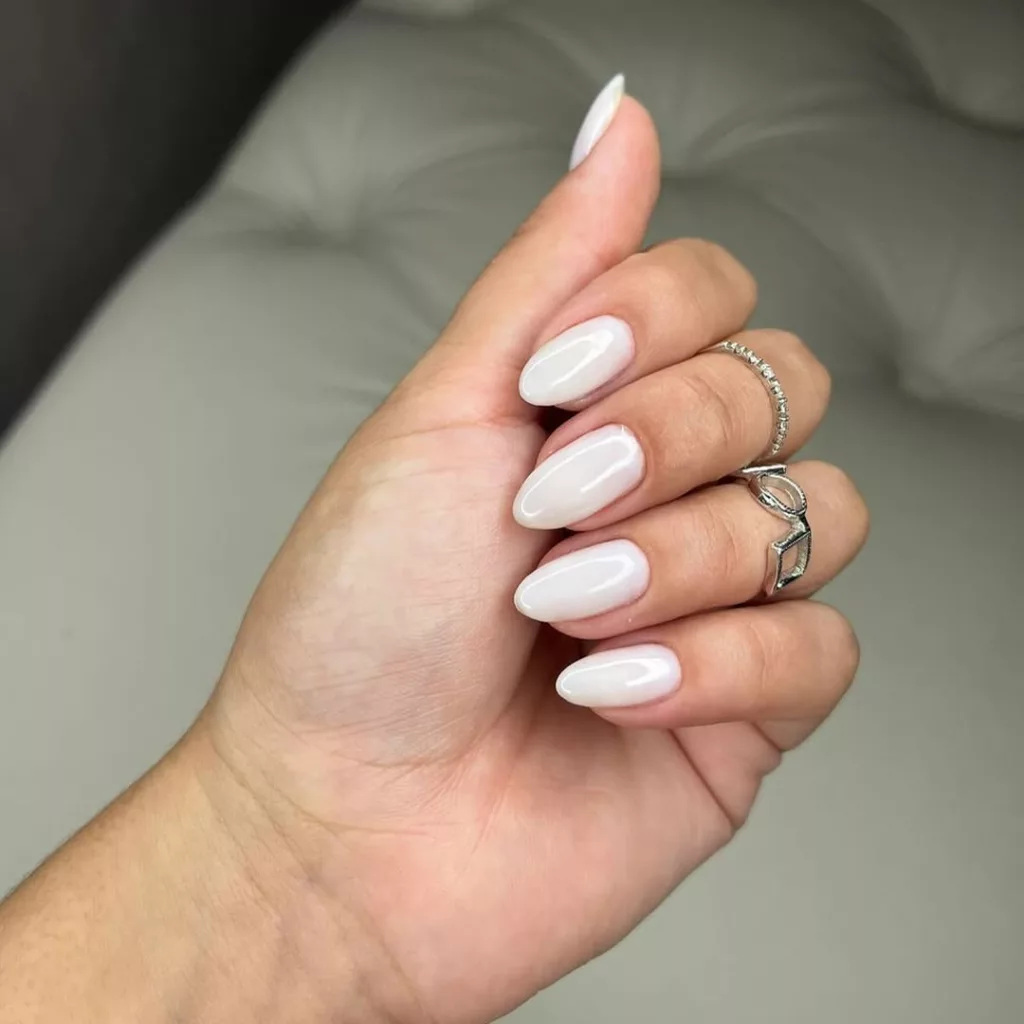 unhas brancas delicadas translucido