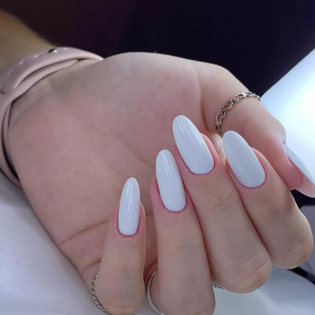 unhas brancas delicadas:  Efeito translúcido com brilho suave