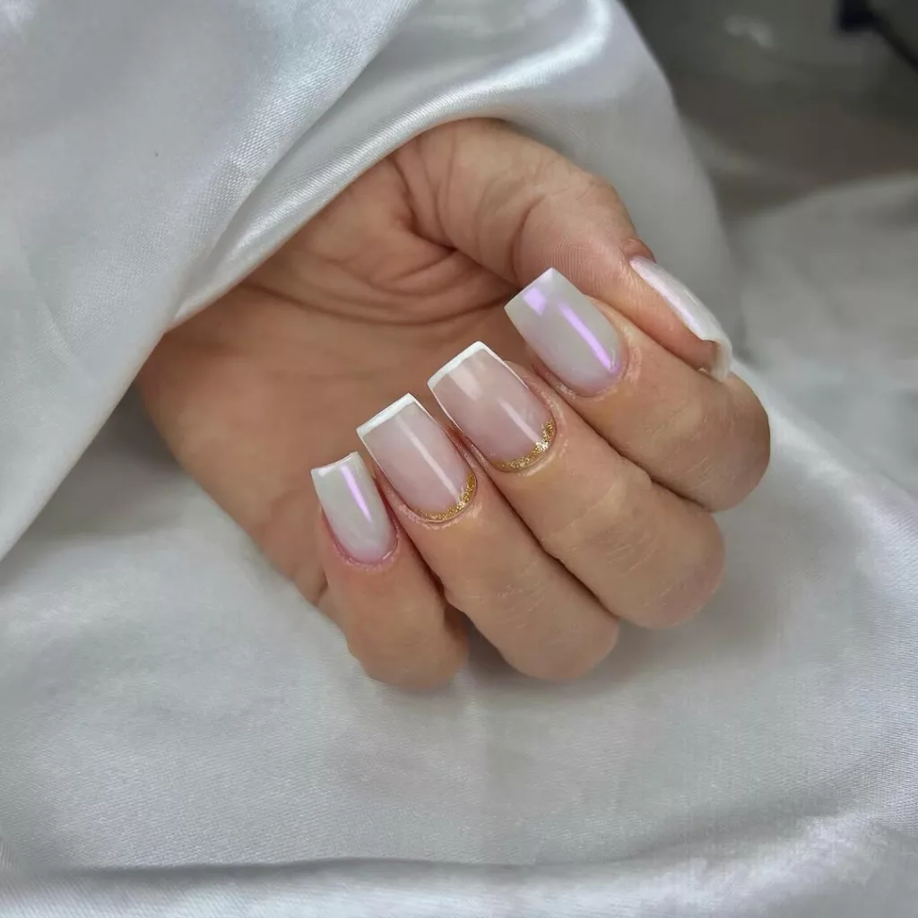 unhas brancas delicadas com francesinha
