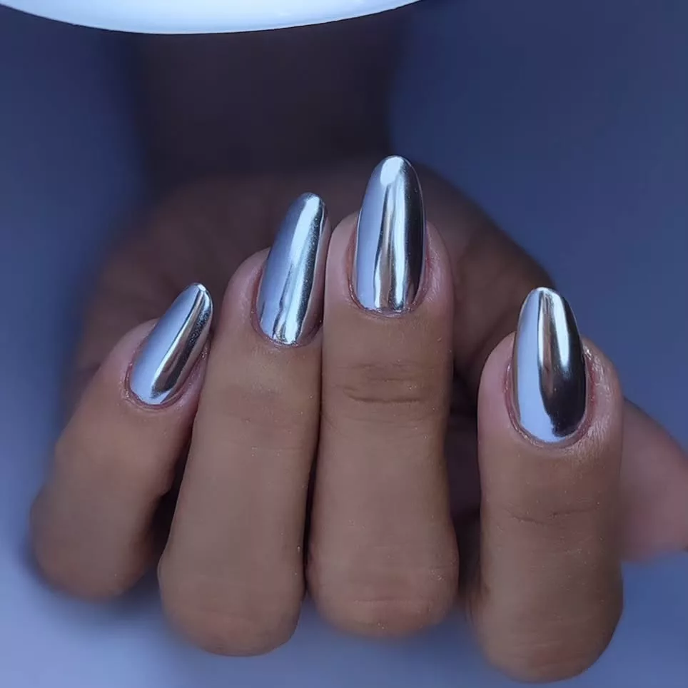 unha decorada em prata com efeito cromado