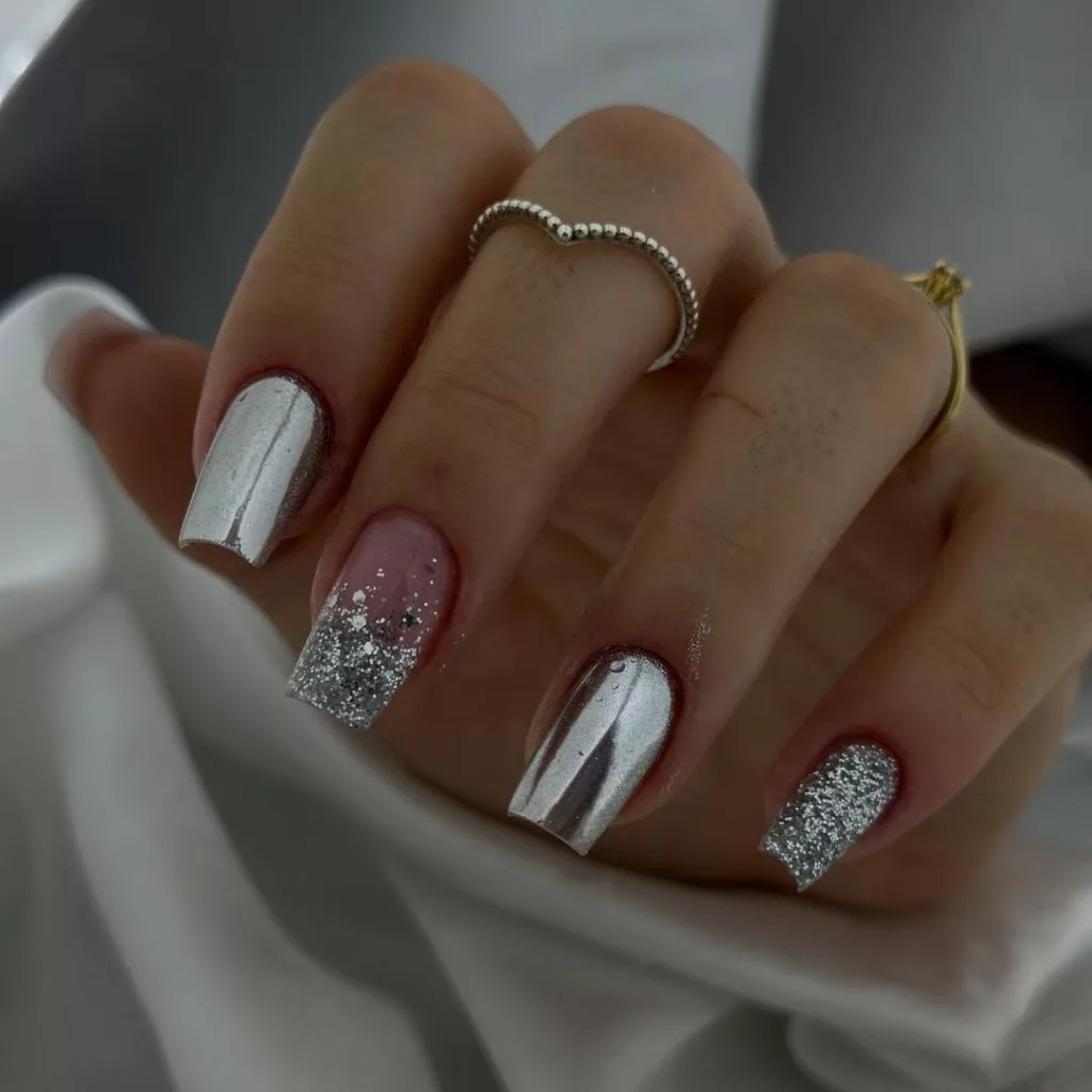 unha decorada em prata com glitter