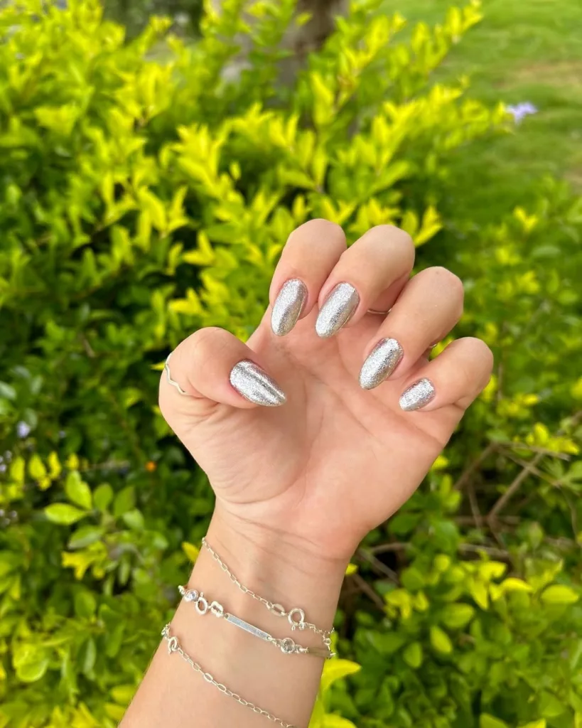 unha decorada em prata com glitter
