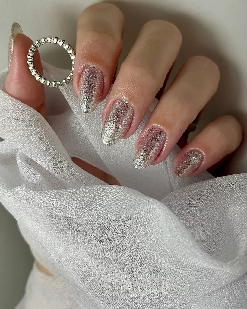 unha decorada em prata com glitter