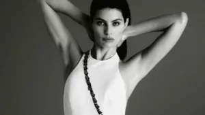 Isabeli Fontana brilha na coleção de 40 anos da ÁGUA DE COCO