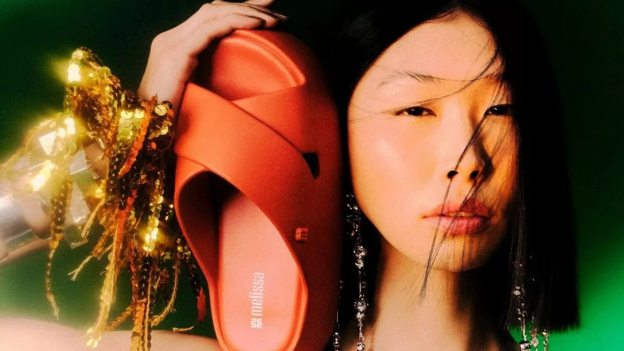 colecao melissa metalizados 1 1 rotated 1 - Melissa lança coleção com transparência, brilho e muito conforto para as festas de fim de ano