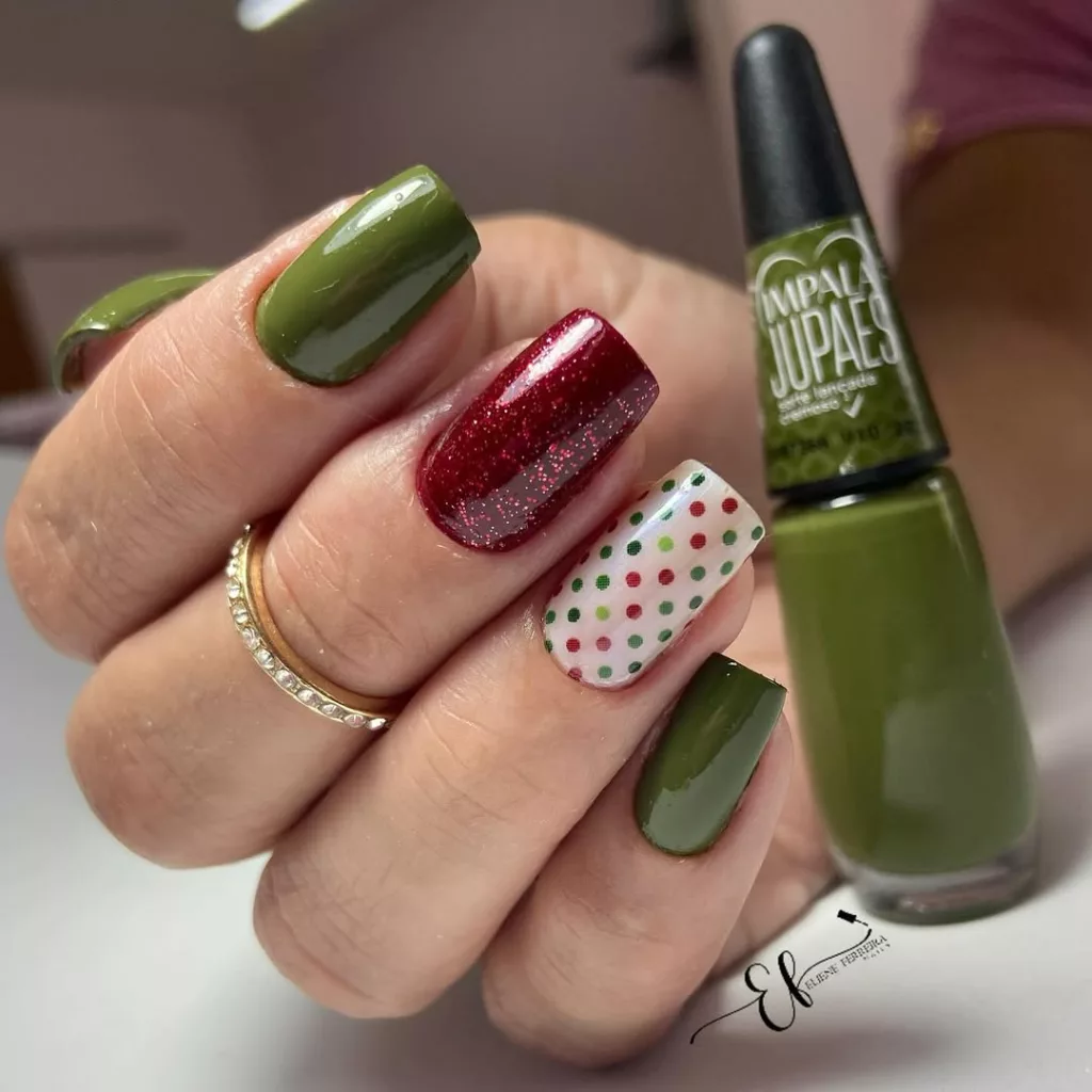 Unhas de Natal em tom verde oliva com uma unha decorada com glitter discreto.