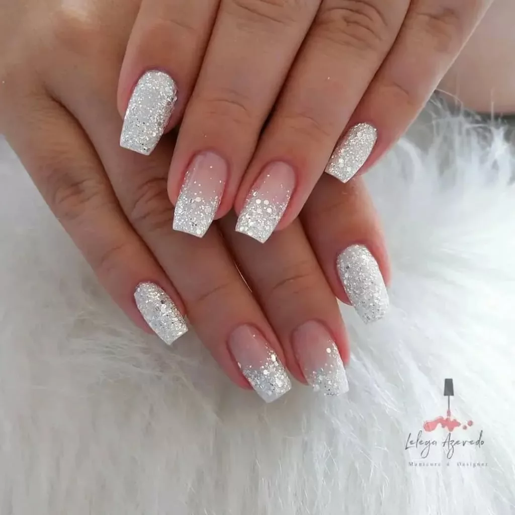 Unhas decoradas para fim de ano com glitter prata em degradê sobre base nude, elegantes e sofisticadas para Natal e Réveillon