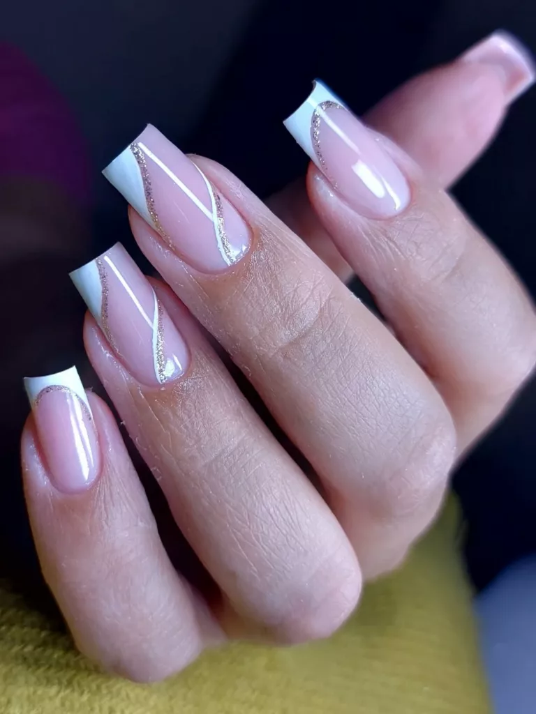 Unhas decoradas para fim de ano com francesinha moderna branca e detalhes finos em glitter prateado, estilo delicado e atual