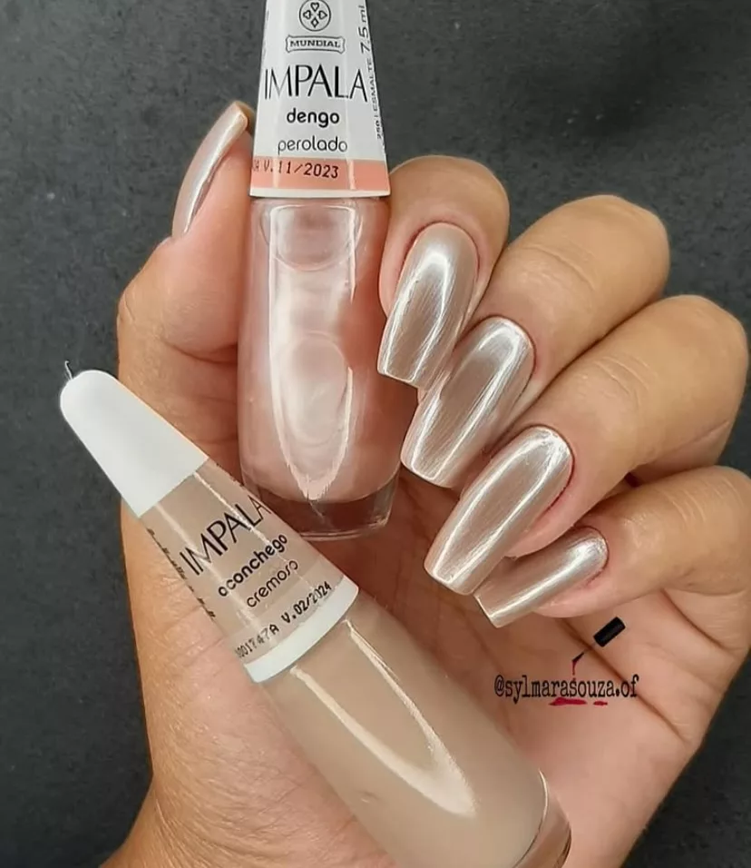 Unhas decoradas para fim de ano com esmalte metalizado prateado e acabamento espelhado, tendência moderna para a virada