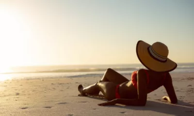 mulher pegando sol - Bronzeado dos sonhos: como conquistar a cor perfeita sem abrir mão da saúde da pele