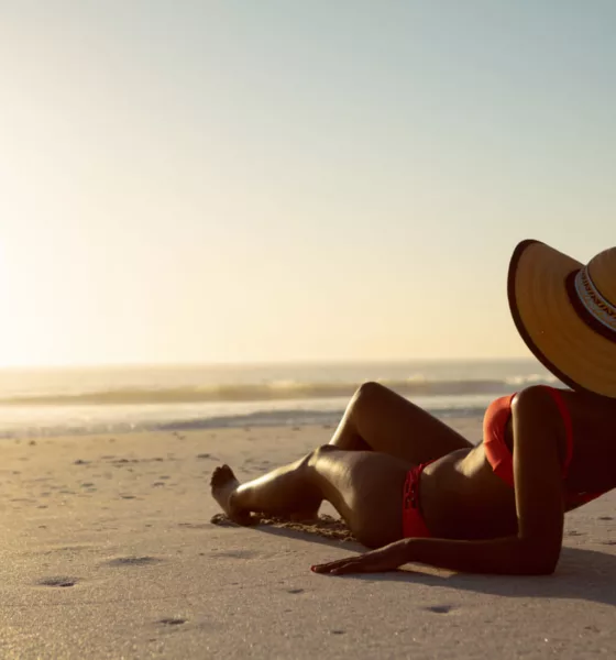 mulher pegando sol - Bronzeado dos sonhos: como conquistar a cor perfeita sem abrir mão da saúde da pele