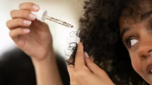 Quem faz umectação costuma errar aqui — e isso pode estar sabotando seu cabelo