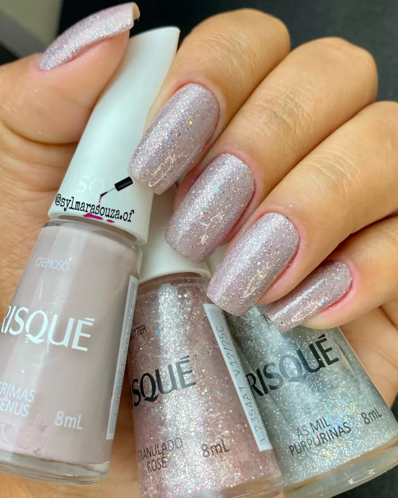 Unhas nude rosado com brilho holográfico suave, acabamento delicado e efeito iluminado que reflete a luz de forma sutil.