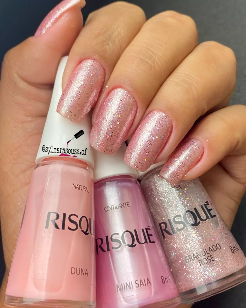 Unhas rosé cintilantes com glitter fino, visual romântico e elegante para o Ano Novo, com acabamento brilhante e uniforme.