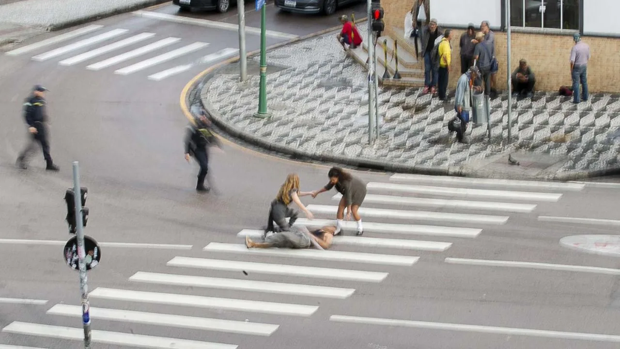 2025 garalhufa equipel foto linasumizono 003 - A peça que estreia em Curitiba e faz uma pergunta incômoda: um jornal mentiria?