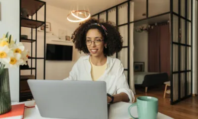 mulher home office - Home office virou sonho… ou armadilha silenciosa? 83% relatam sintomas psicológicos