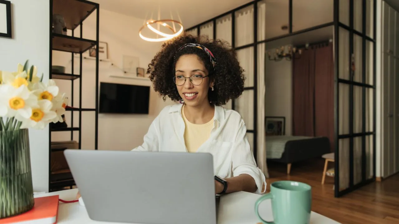 mulher home office - Home office virou sonho… ou armadilha silenciosa? 83% relatam sintomas psicológicos