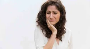 Mulheres sentem mais dores na mandíbula do que os homens, aponta estudo