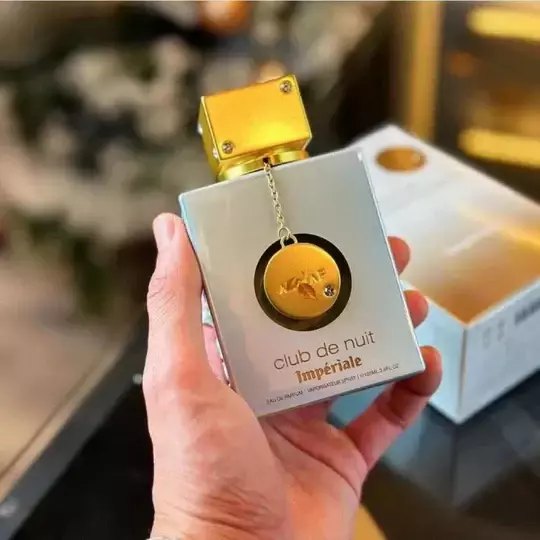 armaf club de nuit white imperiale2 68f662ec18351 - Esses 3 perfumes árabes grudam tanto na pele que nem banho resolve — e não estou exagerando