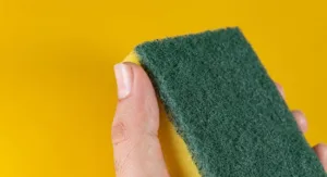 A esponja que você usa todo dia está soltando plástico na sua pia (e indo parar no seu prato)