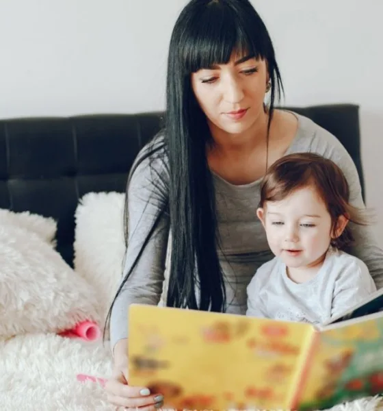 mae leitura bebe - Ler para bebês desde o berço muda o cérebro deles, e a ciência explica como