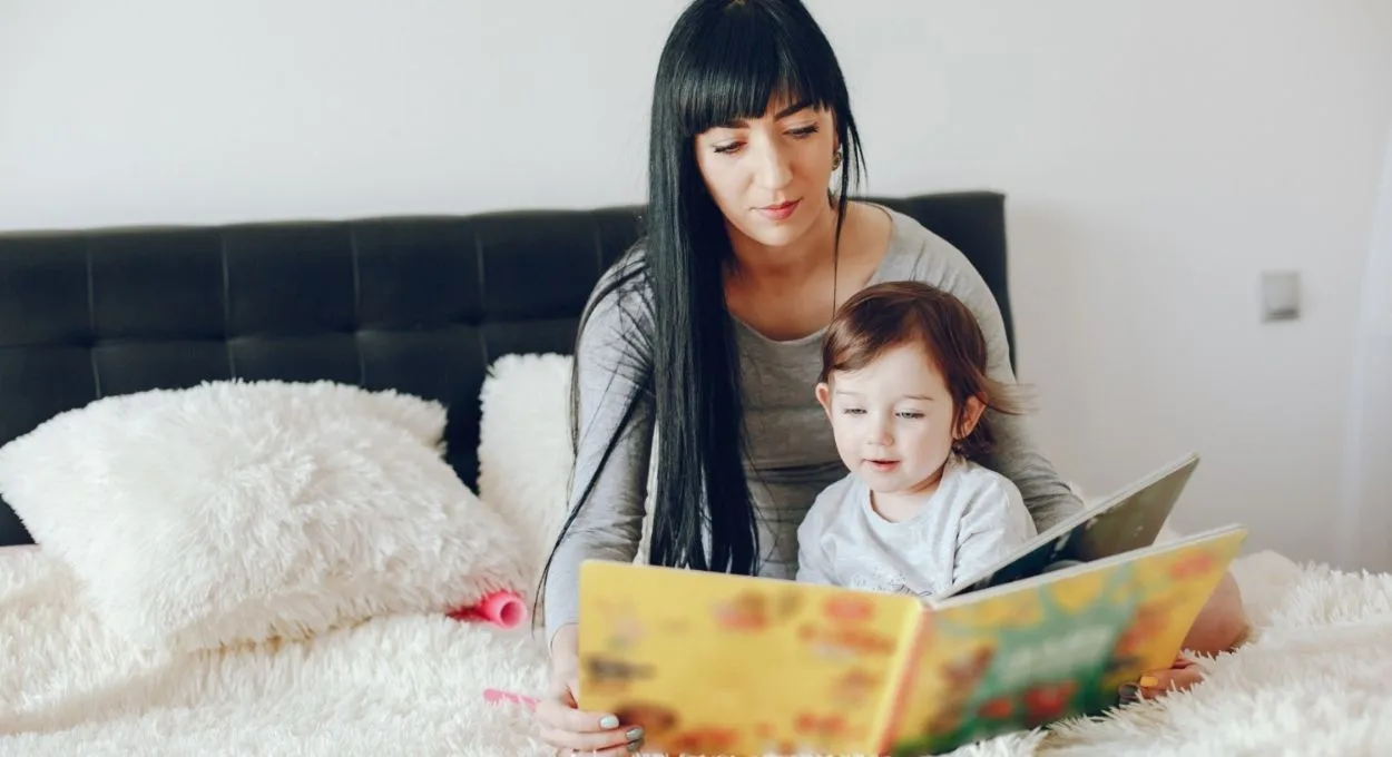 mae leitura bebe - Ler para bebês desde o berço muda o cérebro deles, e a ciência explica como
