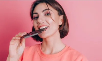 mulher comendo chocolate - Chocolate causa espinha? Dermatologistas respondem os 5 mitos que todo mundo acredita na Páscoa