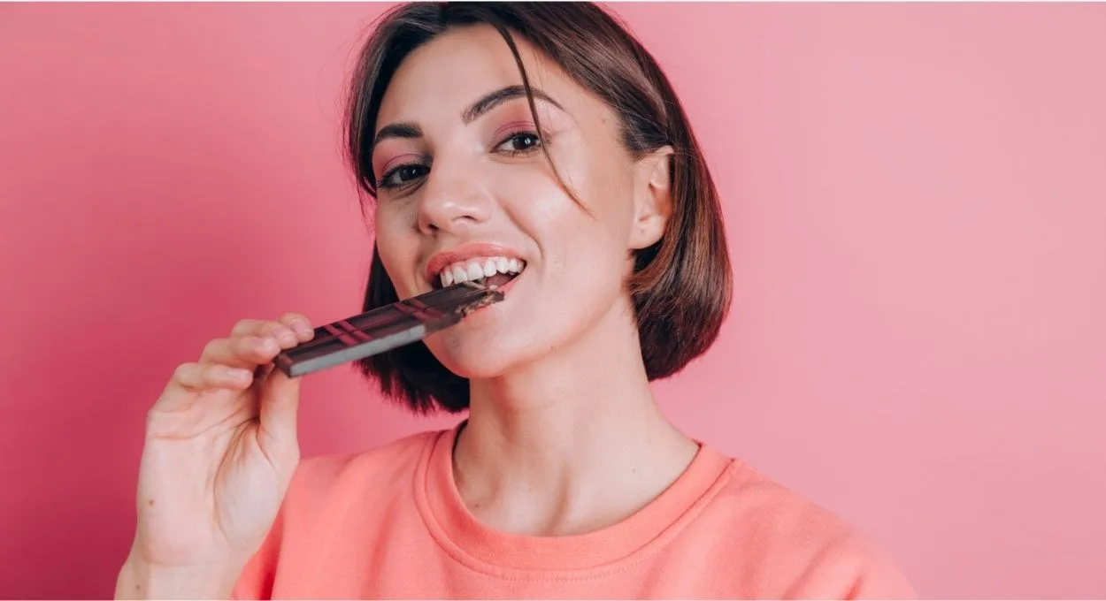 mulher comendo chocolate - Chocolate causa espinha? Dermatologistas respondem os 5 mitos que todo mundo acredita na Páscoa