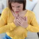 mulher infarto - Dor no estômago, náusea e cansaço — isso não é ansiedade, pode ser um infarto matando você