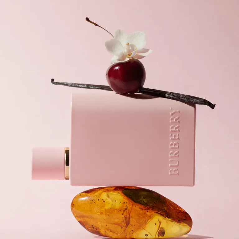 burberry her 768x768 1 - Burberry lança no Brasil um parfum de cereja com frasco rosa que parece saído de um sonho — e o preço surpreende