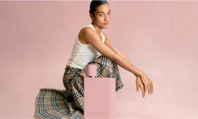 burberry her brasil 1 2048x1152 1 - Burberry lança no Brasil um parfum de cereja com frasco rosa que parece saído de um sonho — e o preço surpreende