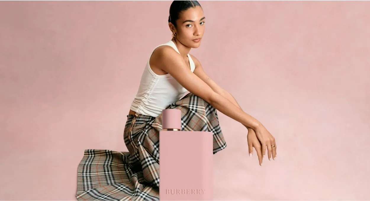 burberry her brasil 1 2048x1152 1 - Burberry lança no Brasil um parfum de cereja com frasco rosa que parece saído de um sonho — e o preço surpreende