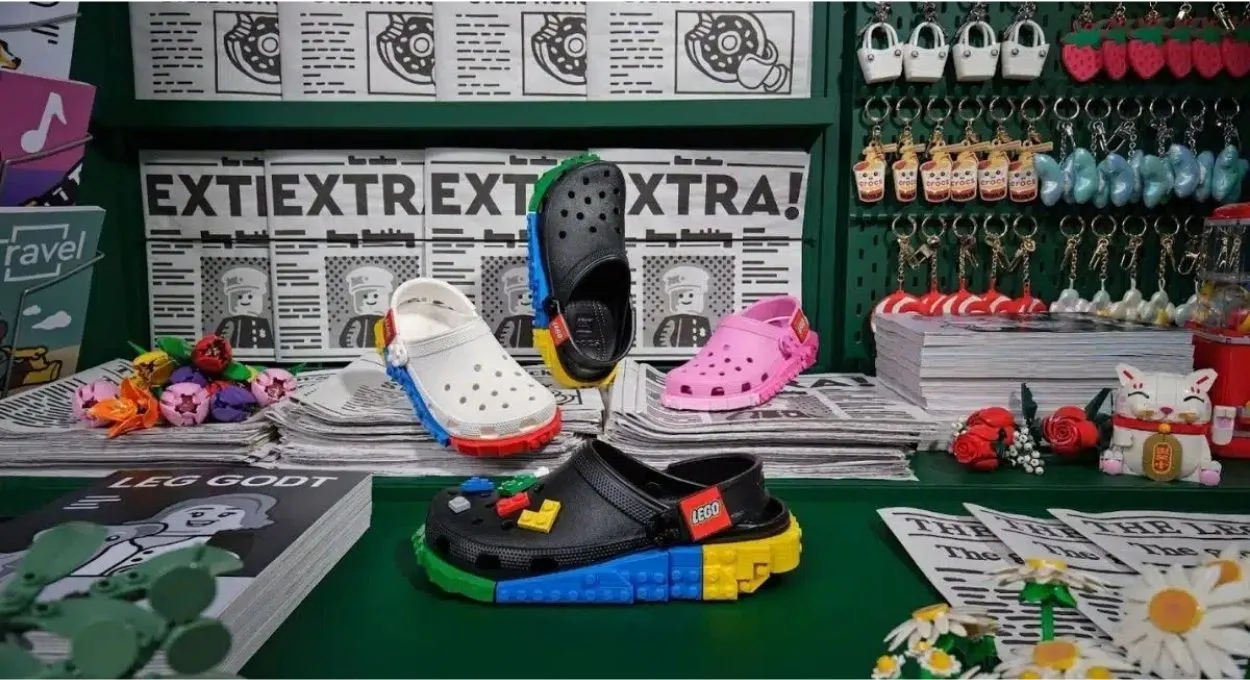 crocs lego lancamento brasil 1.jpg - Crocs e LEGO juntas? A collab que ninguém esperava (mas todo mundo vai querer)